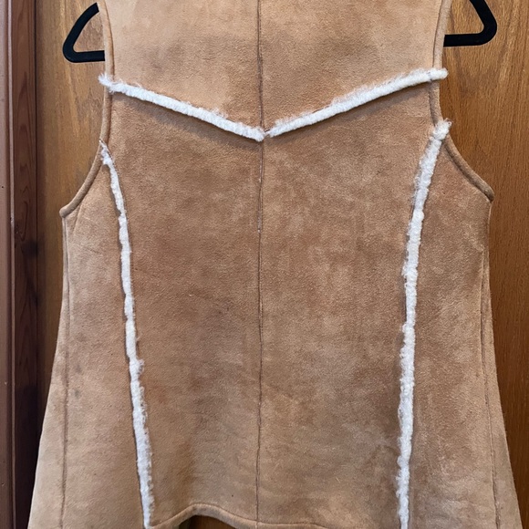 Stylish Tan Shearling Vest with Cream Lining - Picture 4 of 4